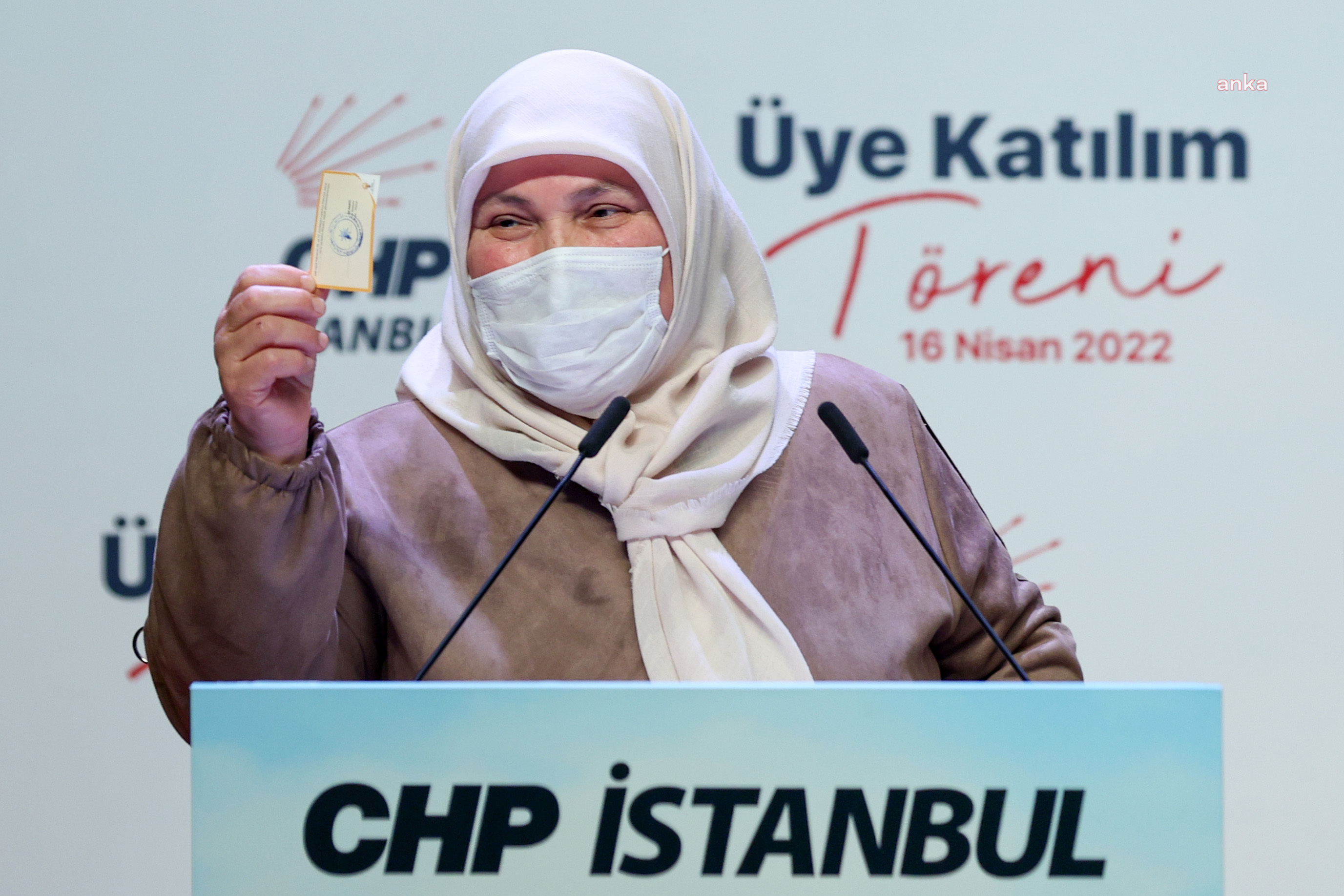 SULTANBEYLİ'DE 400 KİŞİ CHP ROZETİ TAKTI… AKP ÜYE KARTINI KÜRSÜYE BIRAKAN EV HANIMI AYŞE ARAYAN: HİZMET GÖRMEDİĞİM İÇİN CHP'YE GEÇİYORUM