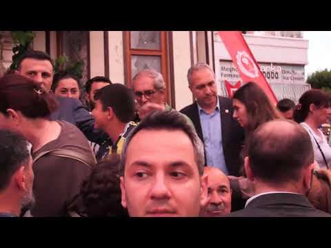Adalar Belediye Başkanı Ali Ercan Akpolat'ın gözaltına alınması belediye önünde prostesto ediliyor
