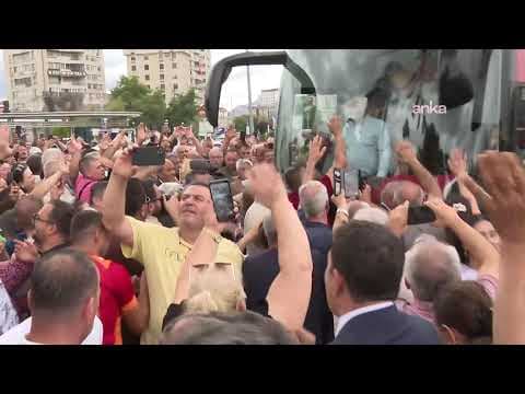YENİ Parti Genel Başkanı Özgür Özel, Millet Caddesi'nde esnafı ziyaret ediyor #Canlı