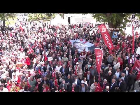 Özgür Özel'in saat 14.00'te başlayacak bayramlaşma programı için yurttaşlar Güvenpark'ta toplanıyor