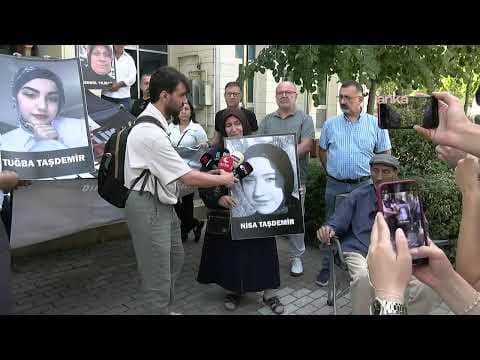 Dilovası faciasında yakınlarını kaybeden aileler Kocaeli SGK İl Müdürlüğü önünde açıklama yapıyor