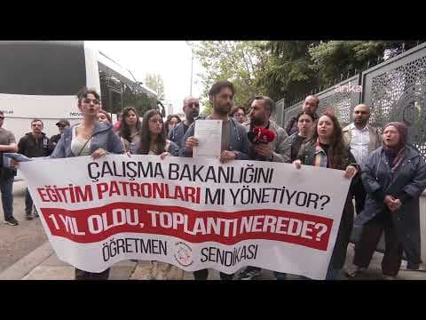 Grevdeki özel sektör öğretmenleri Çalışma ve Sosyal Güvenlik Bakanlığı önünde açıklama yapıyor