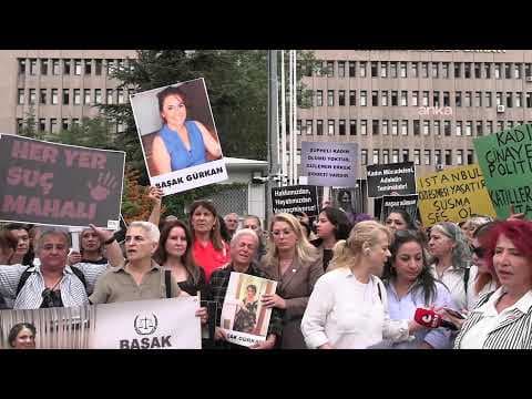 Başak Gürkan cinayetinin ilk duruşması öncesi kadın örgütleri adliye önünde basın açıklaması yapıyor