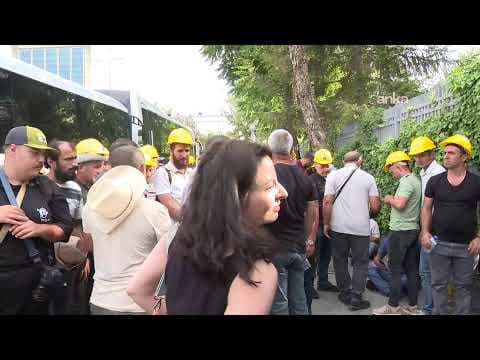 Bağımsız Maden-İş üyesi madenciler, Enerji ve Tabii Kaynaklar Bakanlığı önünde açıklama yapıyor
