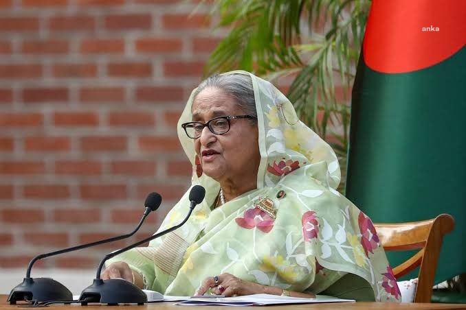 Bangladeş Başbakanı Hasina, istifa ederek ülkesini terk etti