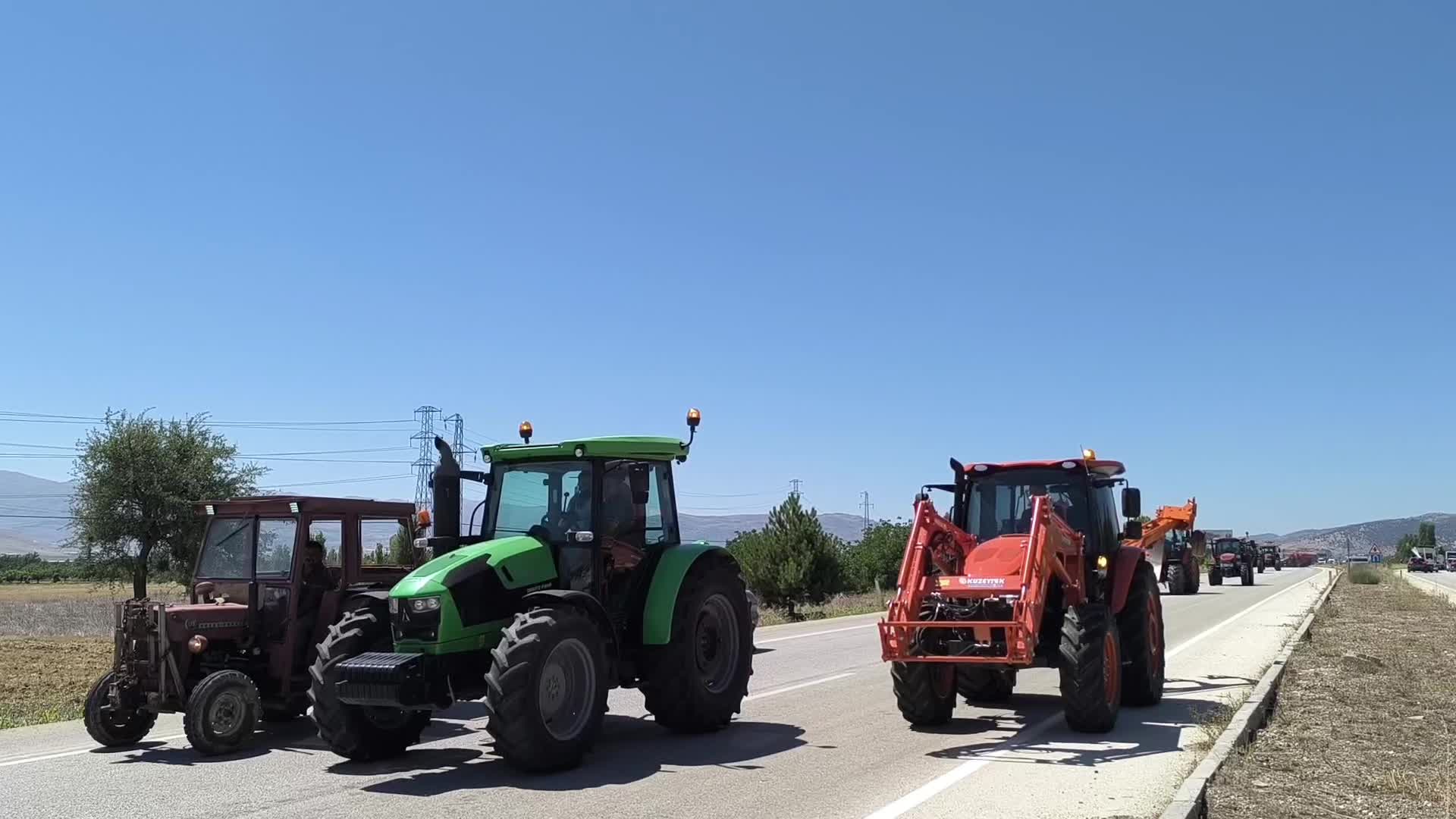 Burdur'da çiftçilerden traktörlü eylem: “Çiftçi, üretici her geçen gün toprağa küsmekte”