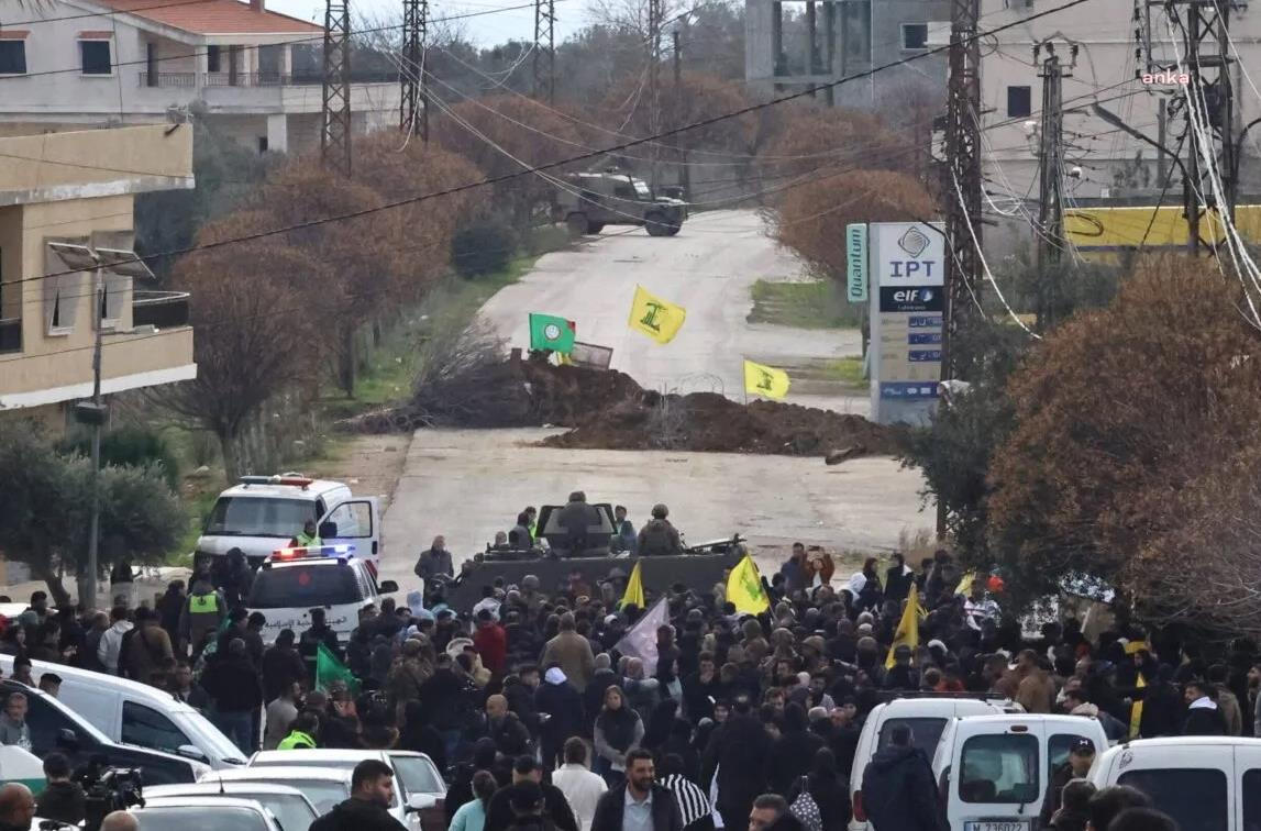 İsrail ordusunun Lübnan'ın güneyinde ateş açması üzerine en az 15 kişi  hayatını kaybetti