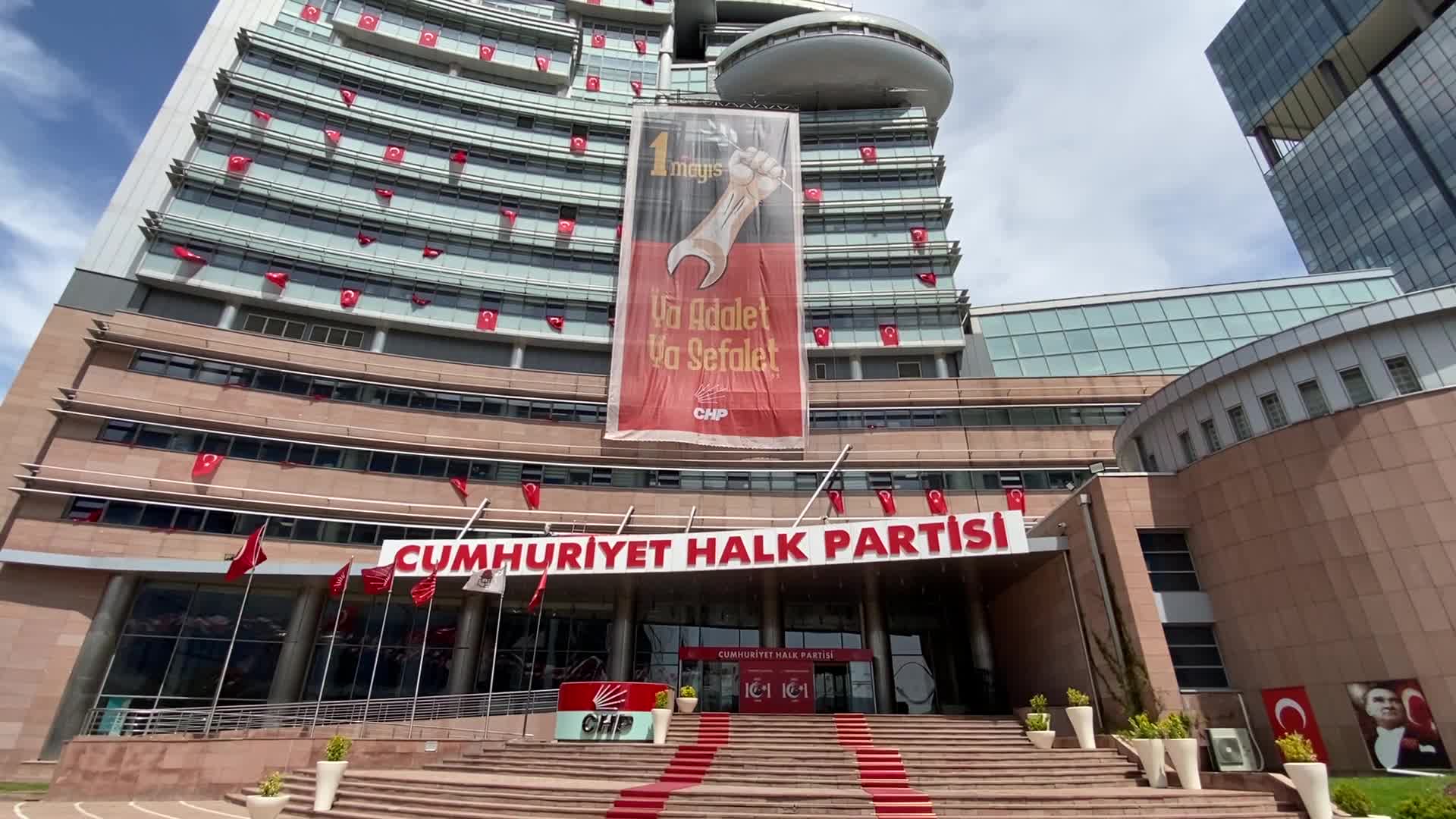 CHP Genel Merkezi’ne dev 1 Mayıs afişi asıldı... “Ya adalet ya sefalet”