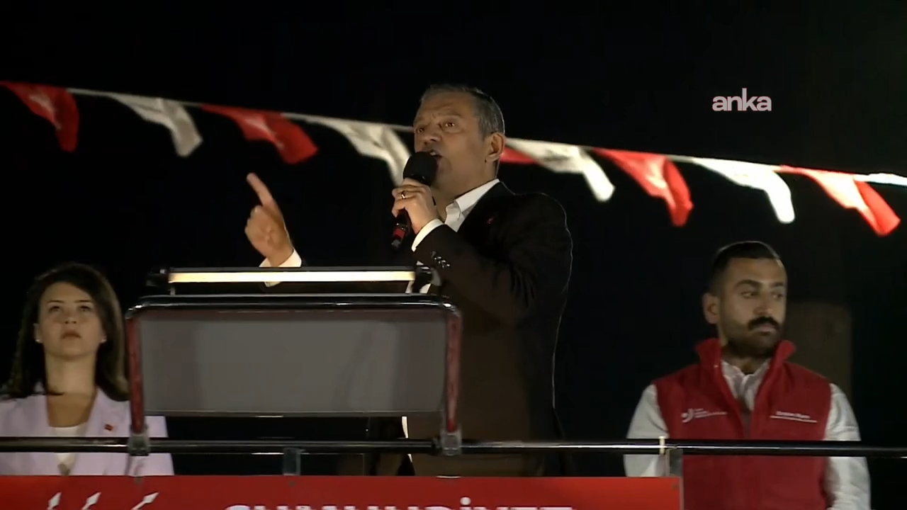 CHP'nin Pendik mitingi... Özgür Özel'den "İmamoğlu'nun telefonu bulundu" haberlerine tepki: Beş yıldır kullanılmayan bir telefon, Graham Bell bile sizin kadar sevinmedi telefonu icat ettiğine