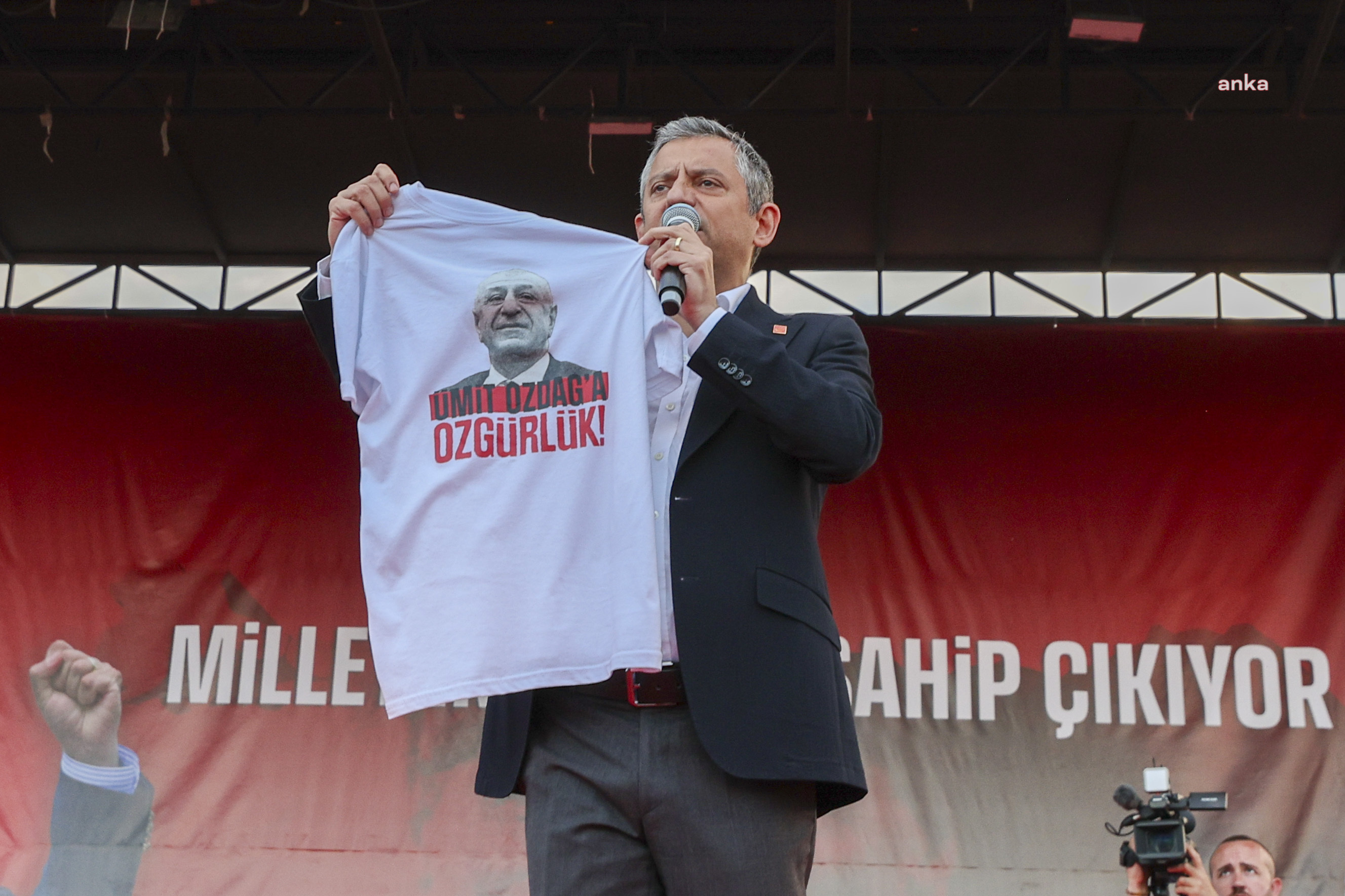 CHP'nin "Millet İradesine Sahip Çıkıyor" mitingi... Özgür Özel: "12 Eylül darbe anayasasını değiştirelim derken 19 Mart darbecileriyle birlikte bu millet anayasa yapmaz"