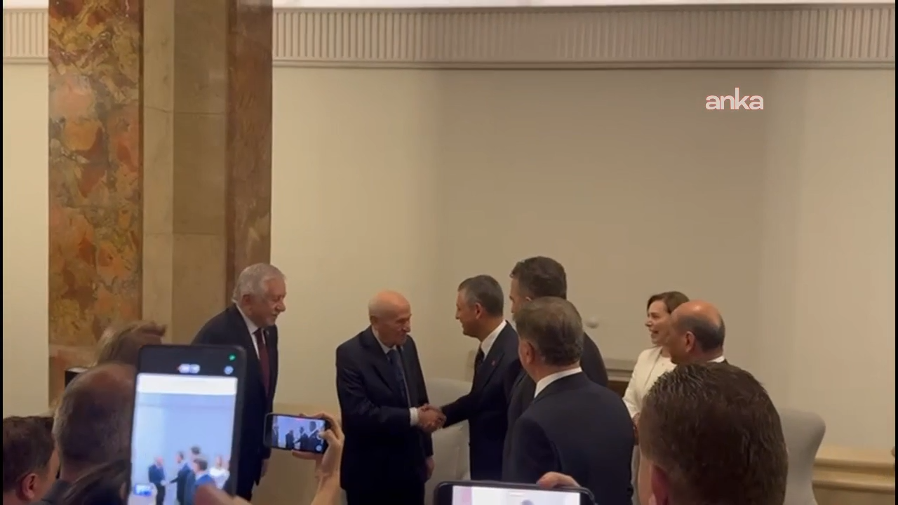 Özgür Özel, TBMM’de kuliste Devlet Bahçeli ile görüştü