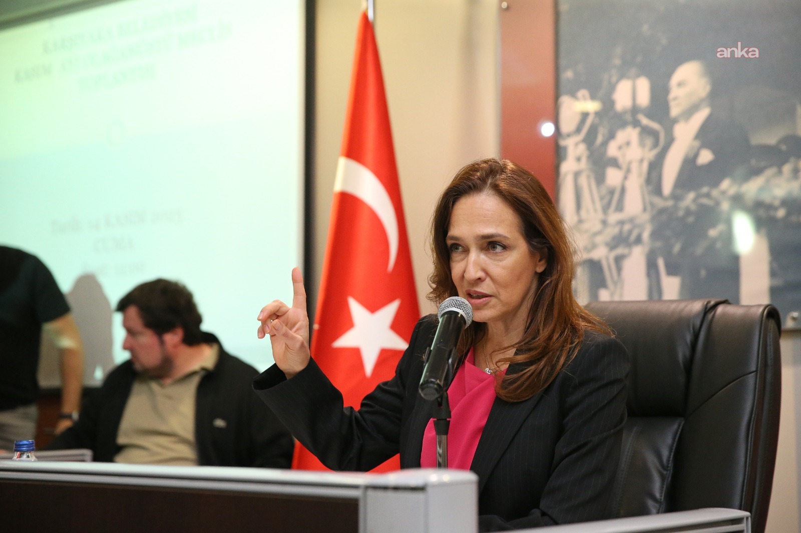 Karşıyaka Belediye Başkanı Ünsal, hayata geçirmek istedikleri bir proje  nedeniyle tehdit edildiğini açıkladı