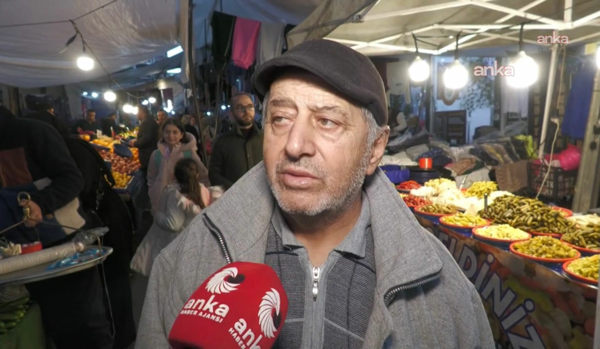 İkitelli akşam pazarında asgari ücret ve en düşük emekli maaşına tepki: Açız aç doymuyoruz! Kader utansın, baştakiler utansın
