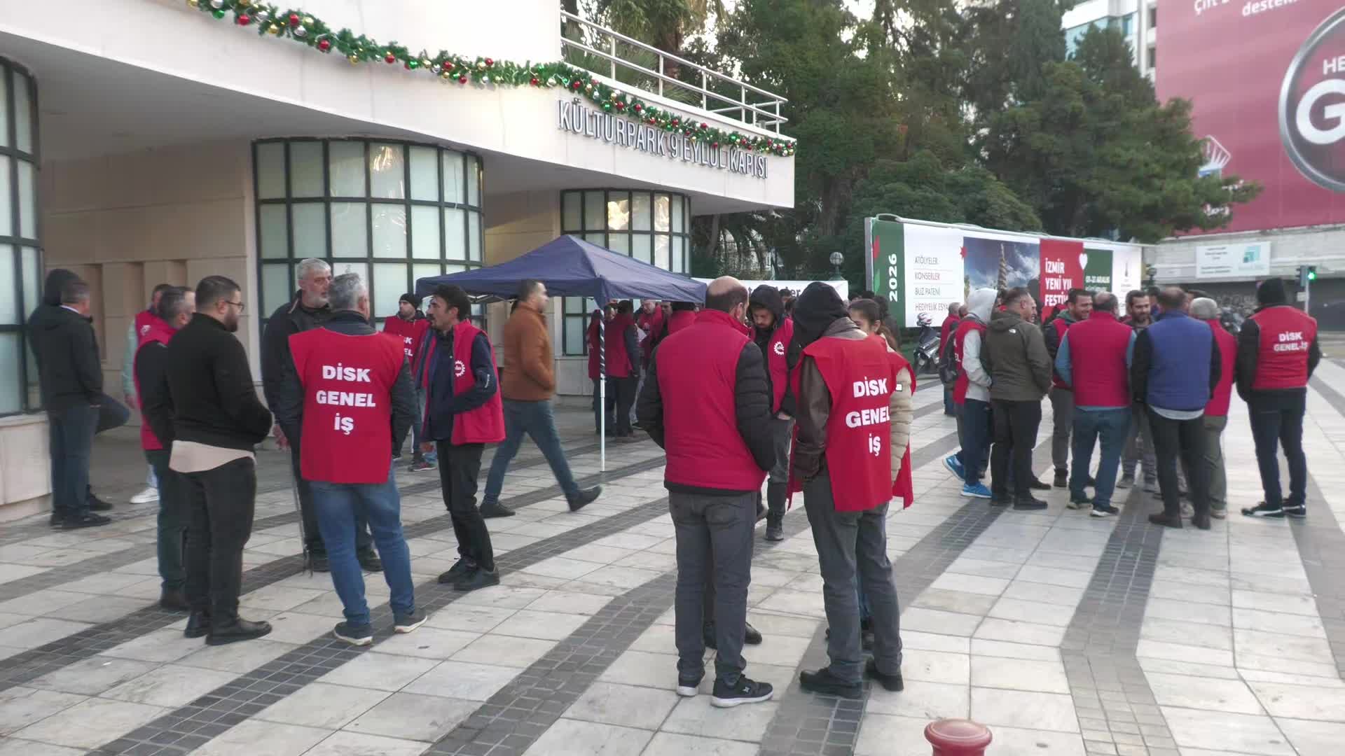 İzmir’de Genel-İş Sendikası üyesi belediye çalışanlarının eylemi sürüyor