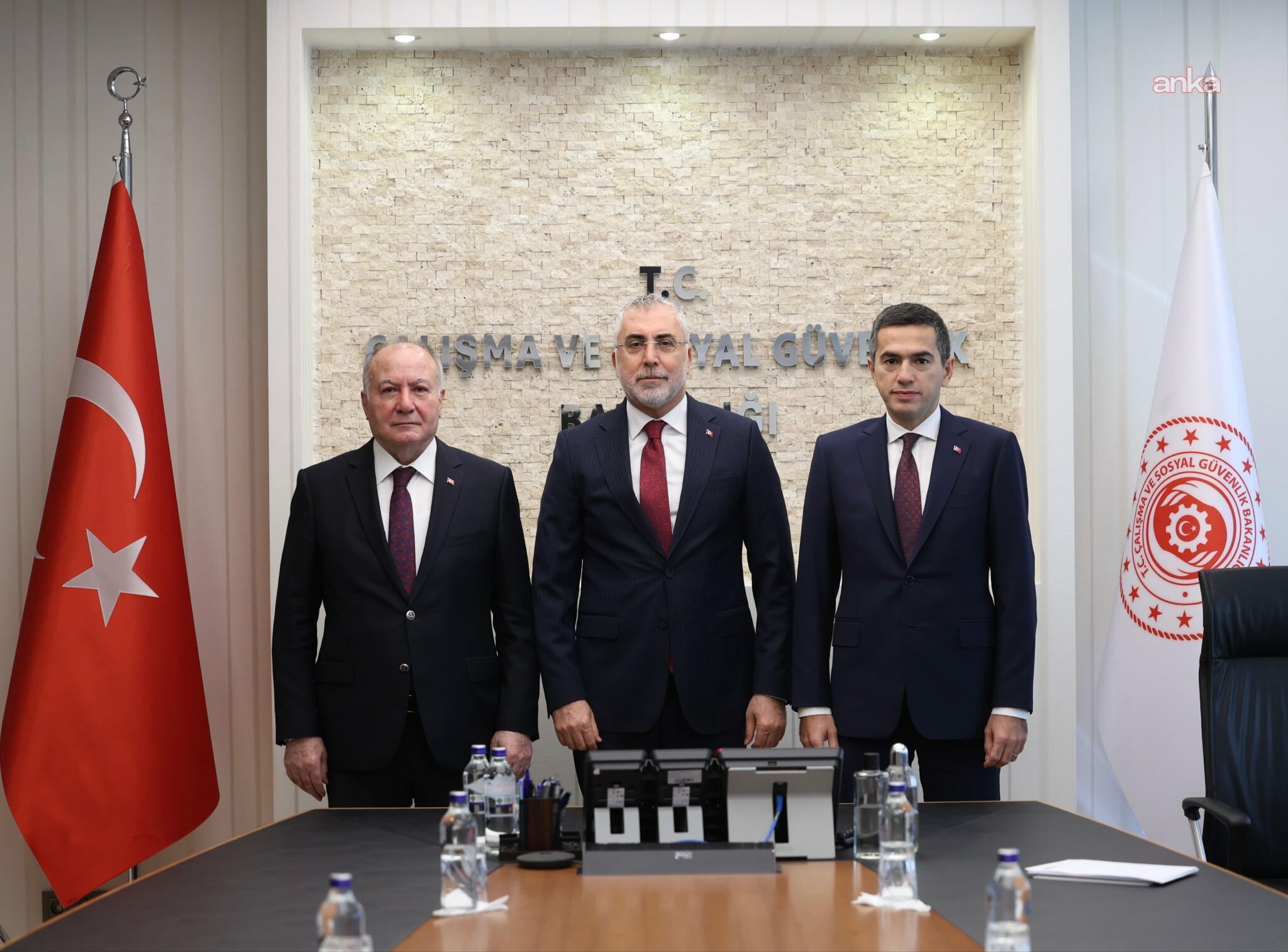 Vedat Işıkhan: Çalışanlarımızın gelirlerini koruyacak, istihdamı ve makroekonomik dengeleri gözetecek bir anlayışla çalışmalar yürütülecektir