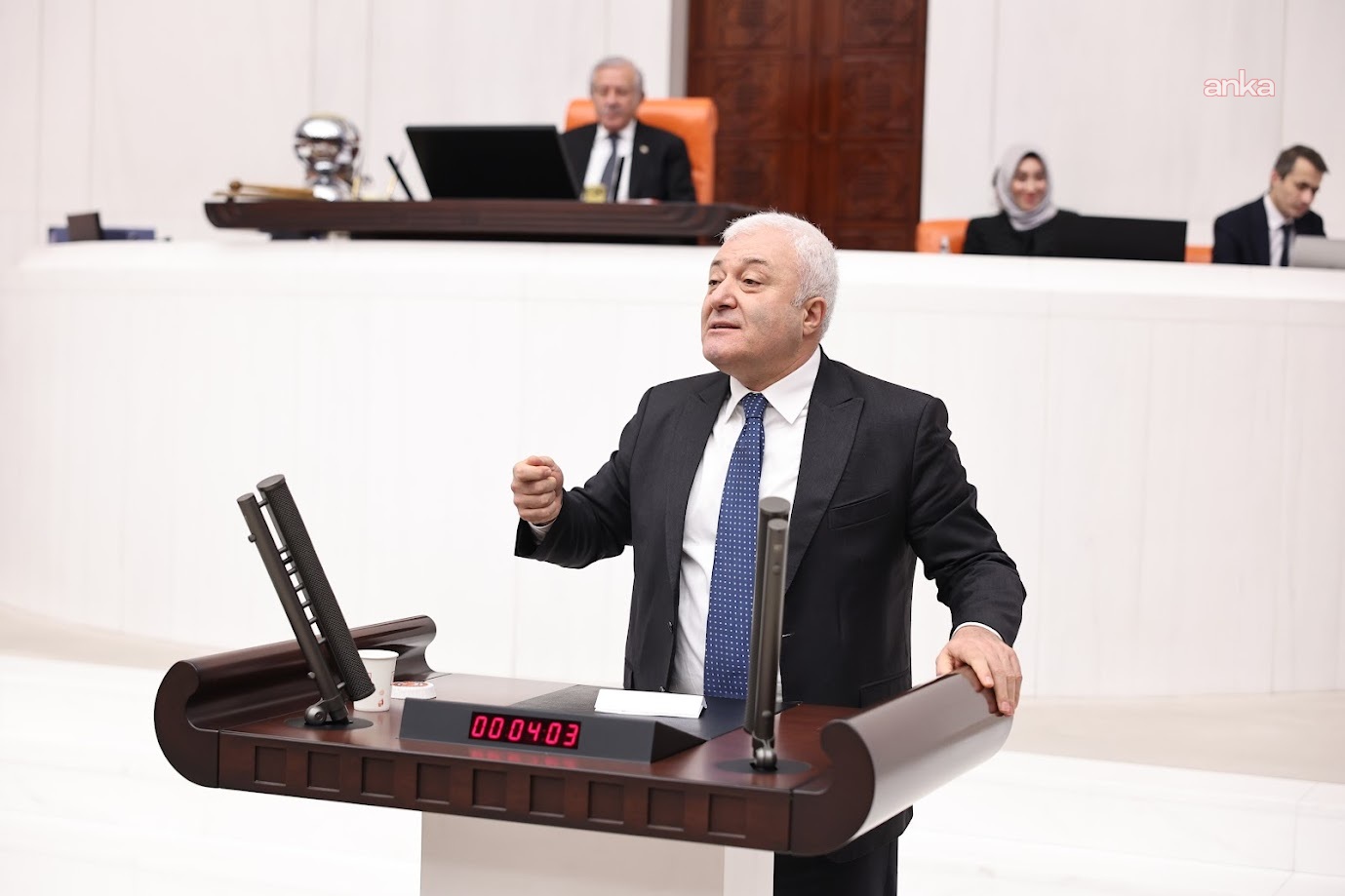 CHP'li Özkan: Eğer o kadar servetle, o kadar şirketle, bu kadar rezaletin üstünde oturabiliyorsanız kalktığınızda bir şey kokacak demektir