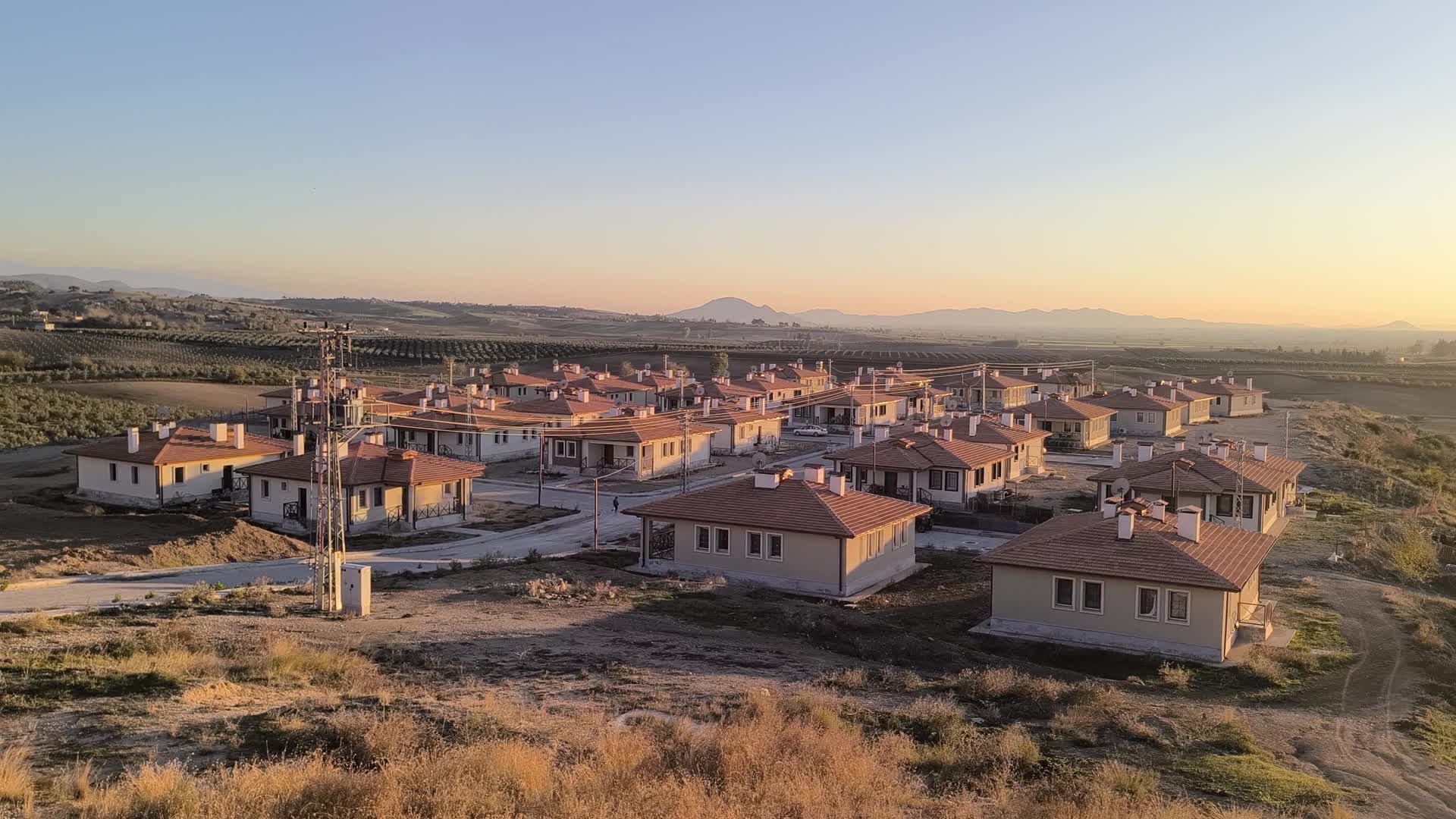 Osmaniye’da deprem konutlarında yaşayan vatandaşlar: 

"Foseptik çukuru doldu, kokudan duramıyoruz, devletimizin bir çözüm üretmesini bekliyoruz"