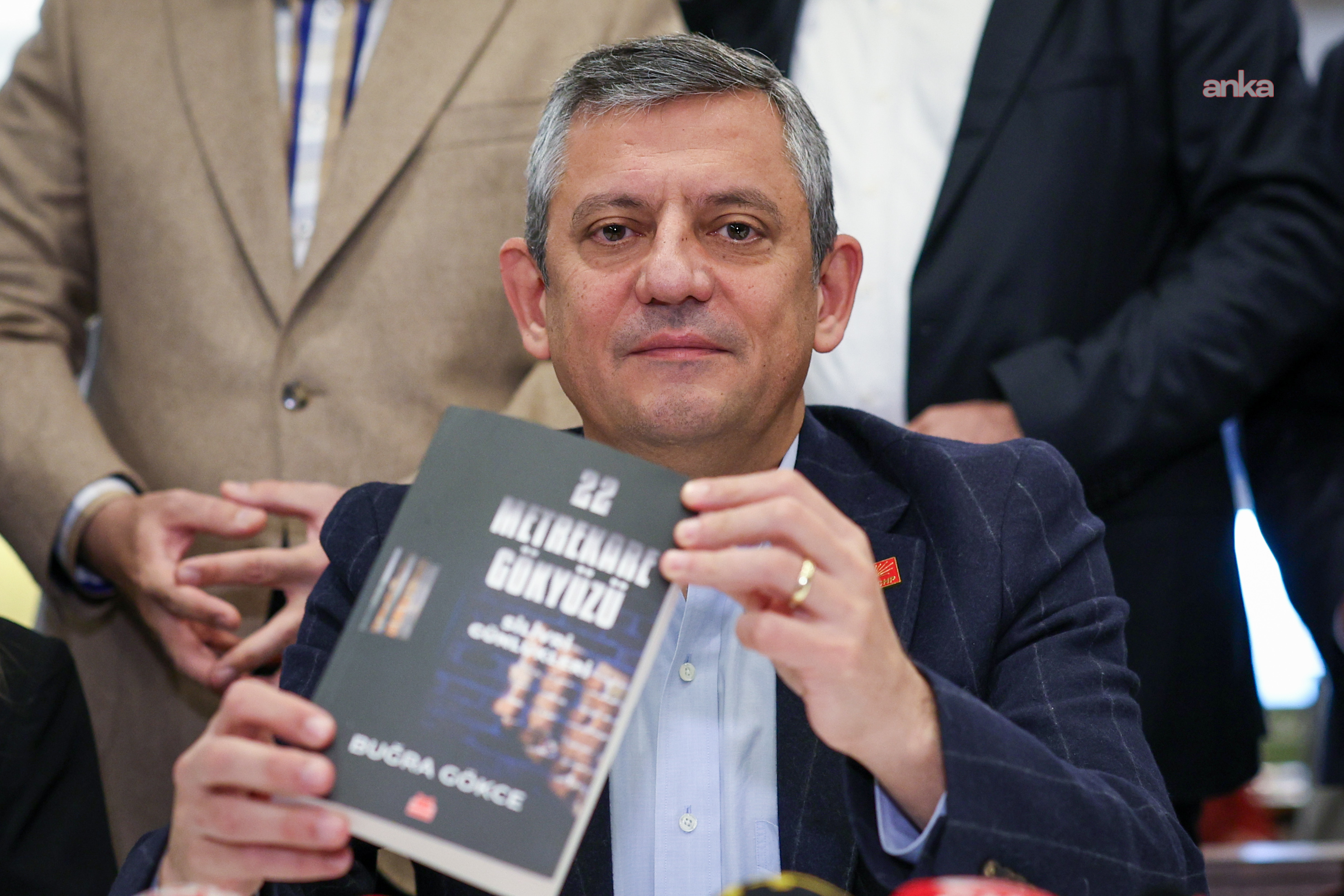 Özgür Özel, Buğra Gökce'nin kitabını imzaladı: Rejim bizimle rekabetten korkmaktadır, hepimizin inancı bu ceberut rejimi yenecek