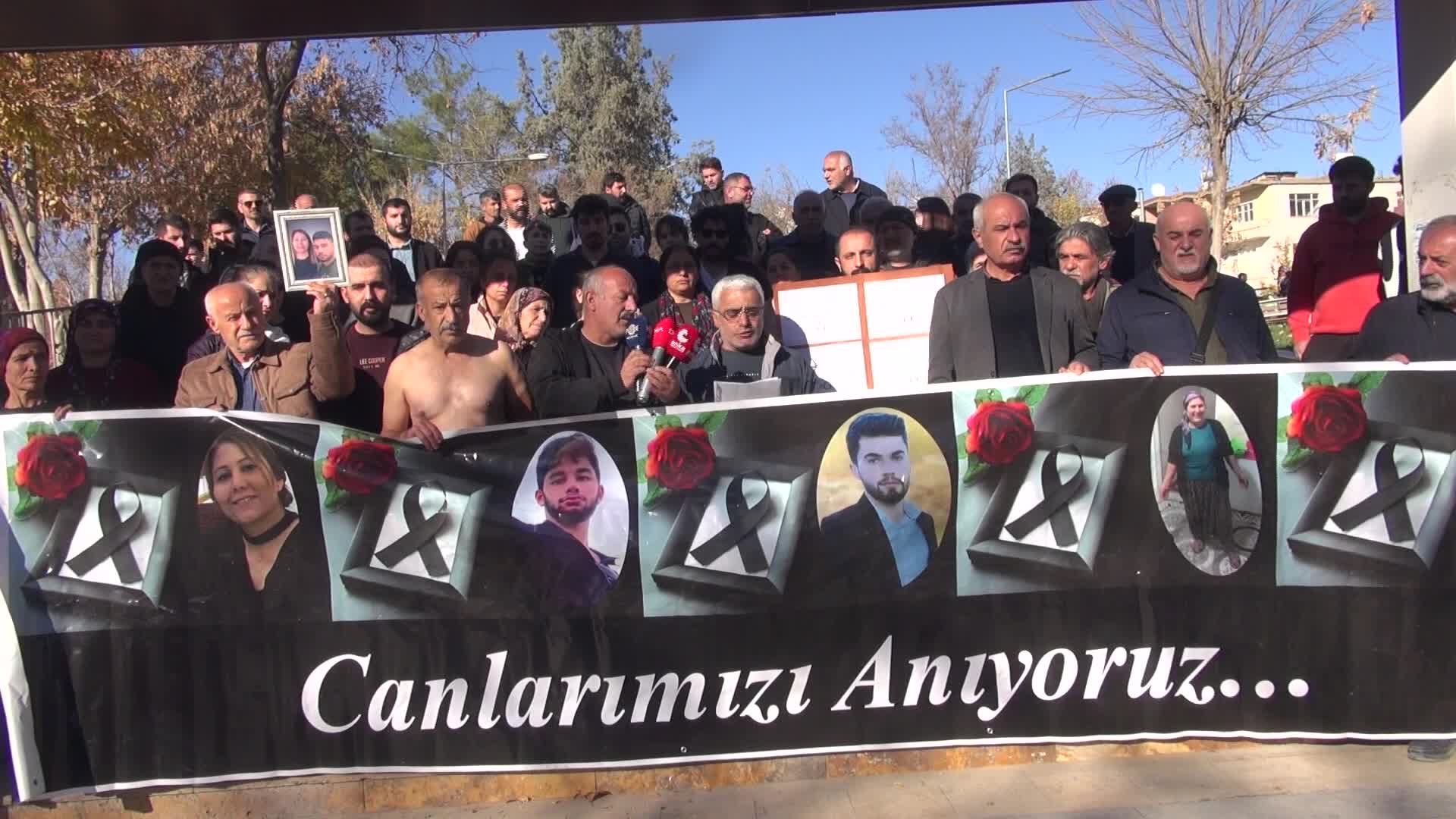 Adıyaman'da depremde ailelerini kaybeden yurttaşlardan 11. Yargı Paketi'ne tepki:

"Eğer 27. maddeyi kaldırmazsanız müteahhitlerin suç ortağı olacaksınız"