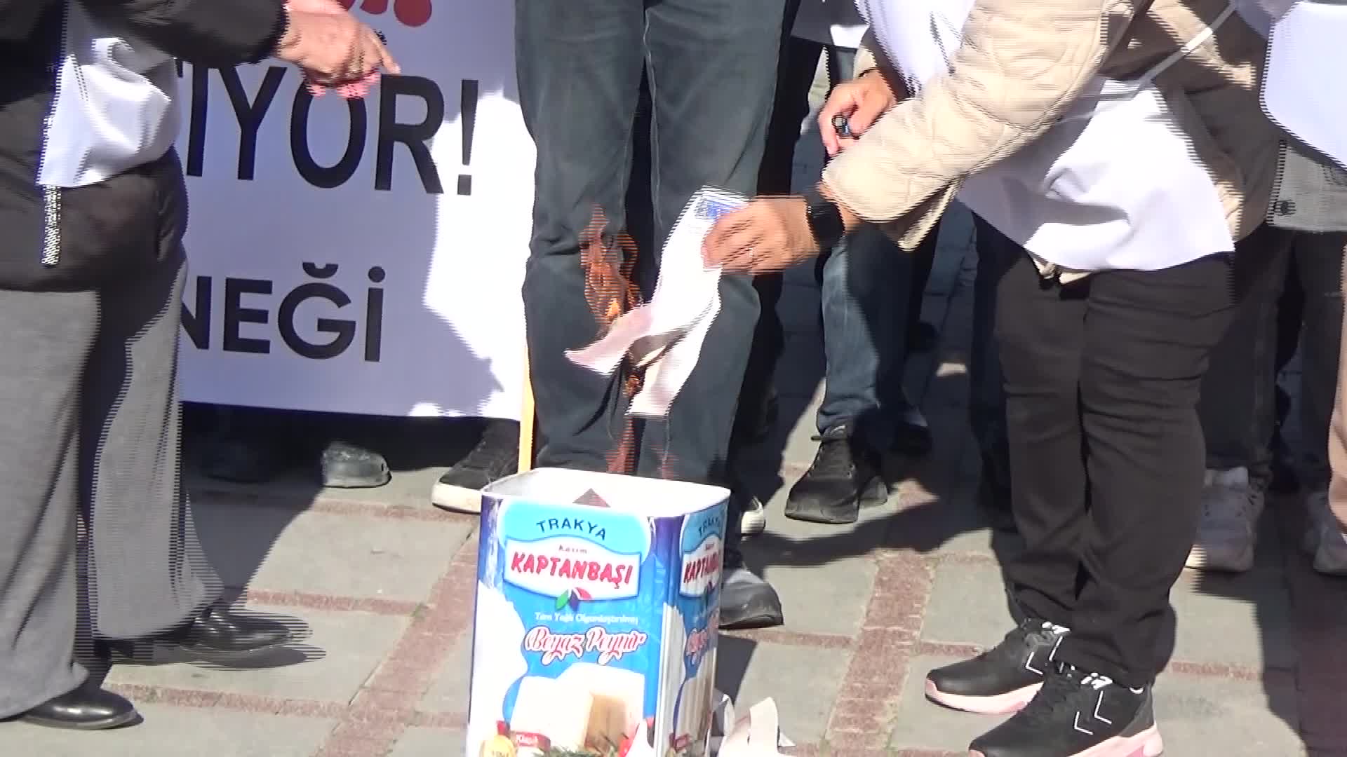 Emekliler Edirne'de faturalarını yaktı: Ödediğimiz primlerin karşılığını talep ediyoruz