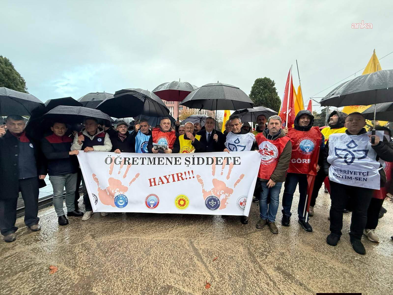 Samsun’da öğretmenlere yönelik şiddet, 6 sendika tarafından protesto edildi