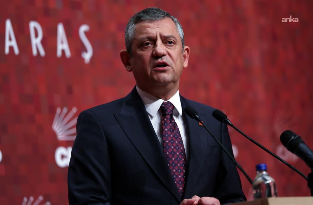 CHP lideri Özel'den gazeteci Alican Uludağ'ın gözaltına alınmasına tepki: Bağımsız gazetecilerin yanında durmaya devam edeceğiz