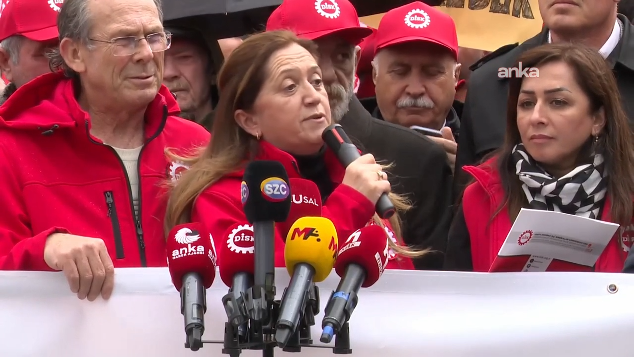 Divriği'de işten çıkarılan madenciler OYAK önünde: Tüm arkadaşlarımız derhal işine iade edilmelidir