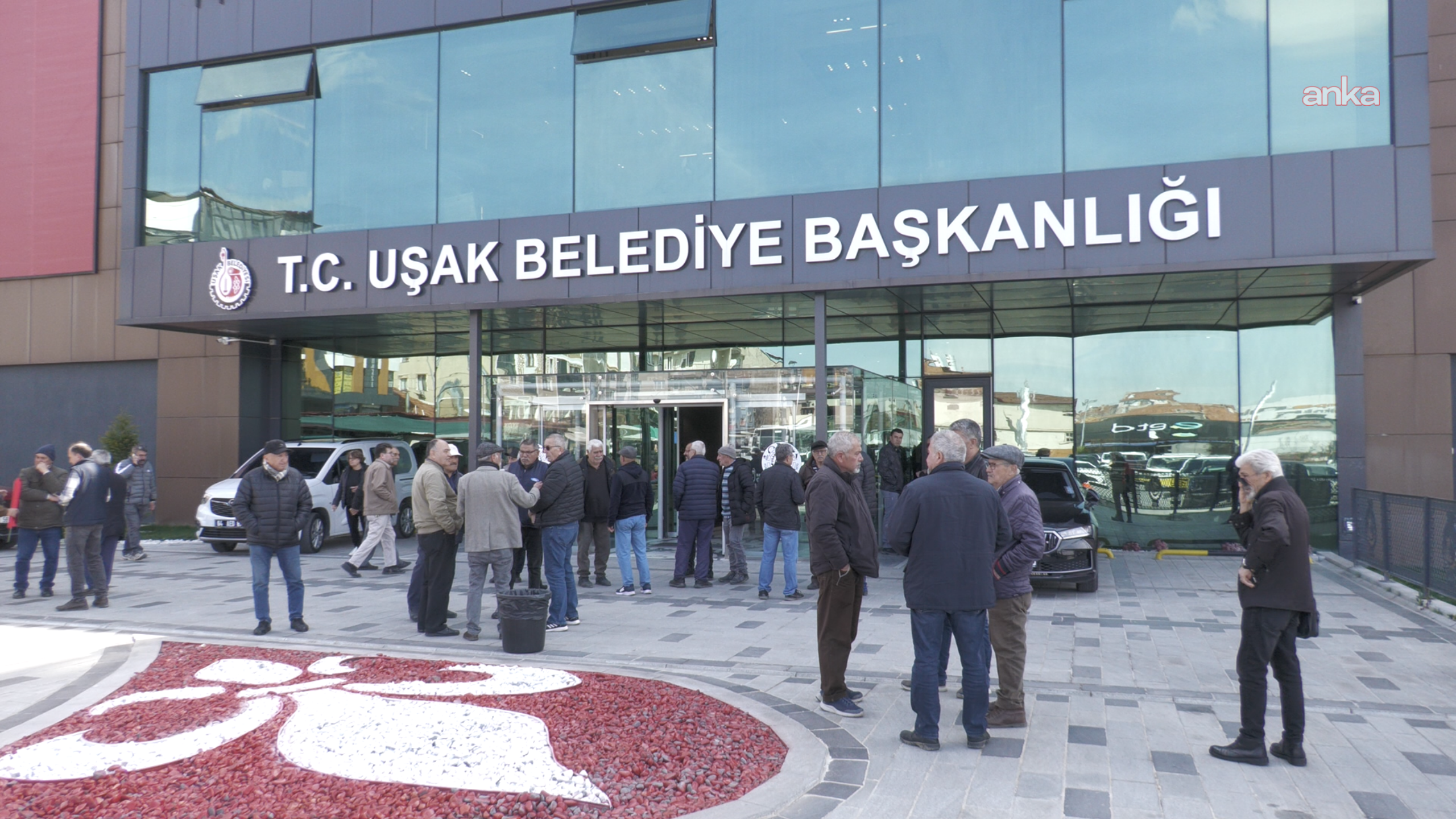 Uşak Belediyesi önünde toplanan vatandaşlar: Demokrasiyi, halkın iradesini ayaklarla altına aldılar