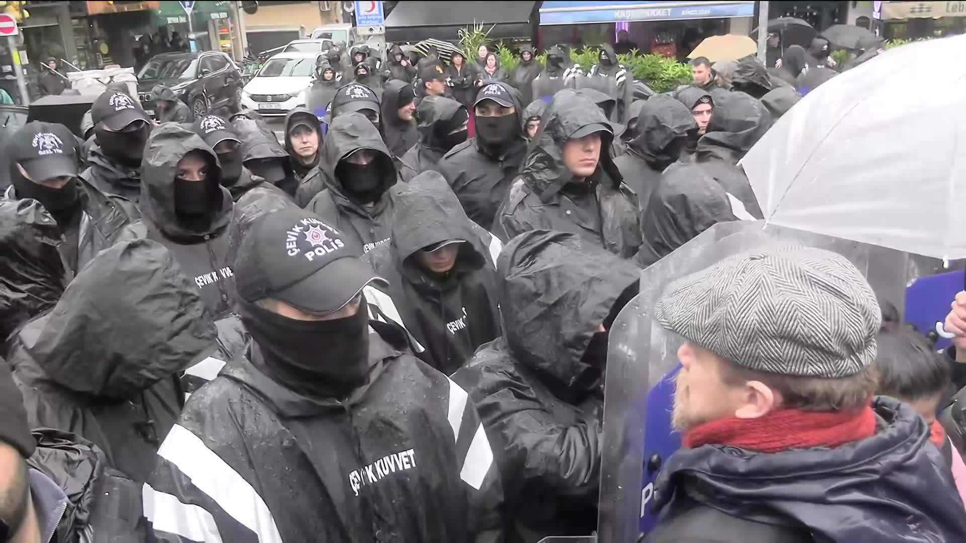 Tutuklu gazeteciler için Kadıköy'de eylem: Korkmuyoruz çünkü gerçeklerin gücüne ve halkın demokrasiye sahip çıkan iradesine inanıyoruz