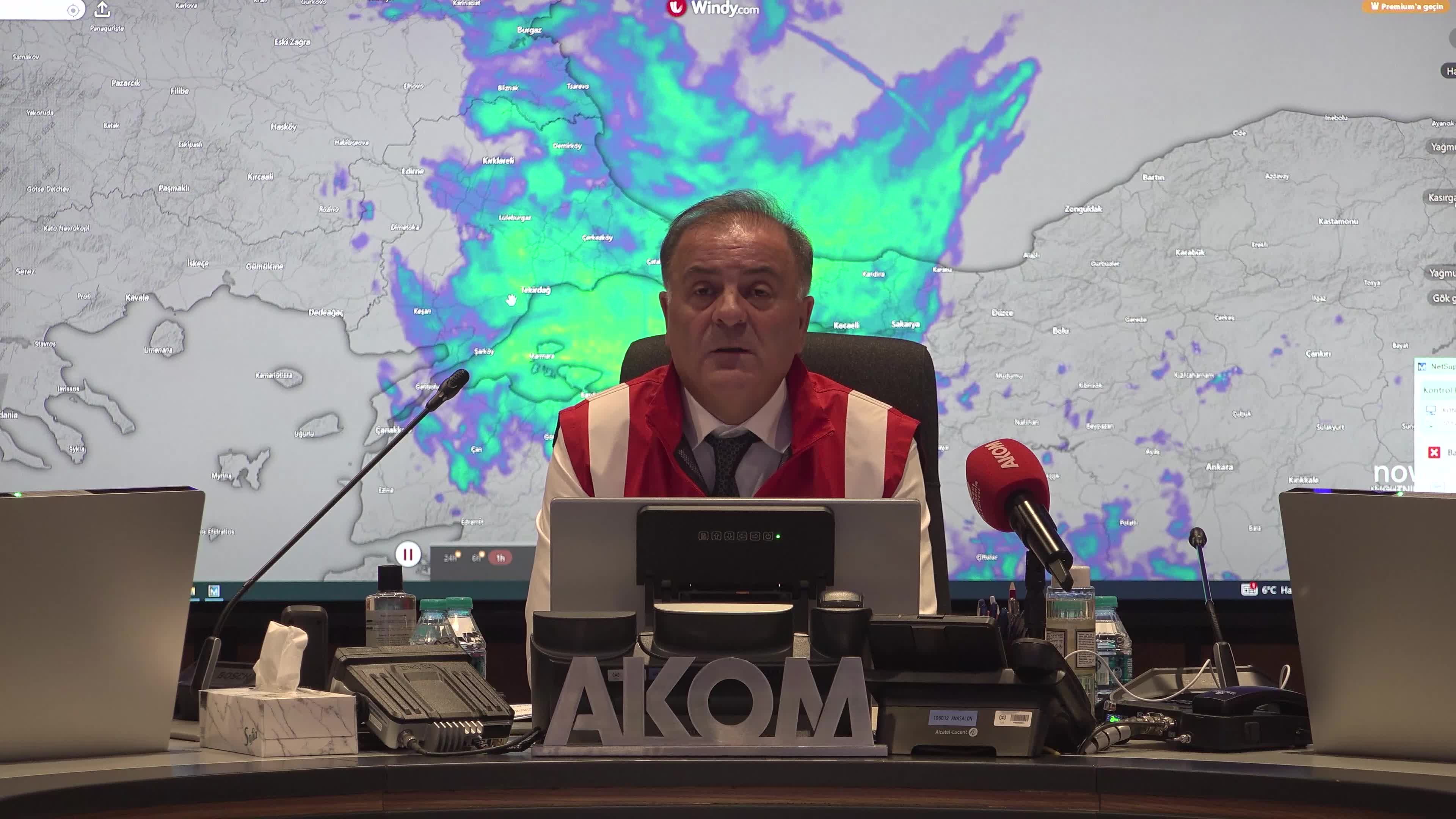 İBB Başkanvekili Nuri Aslan'dan yağış açıklaması: İstanbul genelinde 6 bin 903 personelimiz ve 2 bin 505 araç ve iş makinemiz sahada aktif görev yapmaktadır