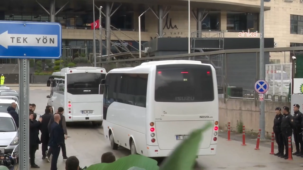 Gözaltına alınan Mustafa Bozbey’in de aralarında bulunduğu 57 kişi sağlık kontrolü için Bursa Şehir Hastanesi'ne götürüldü