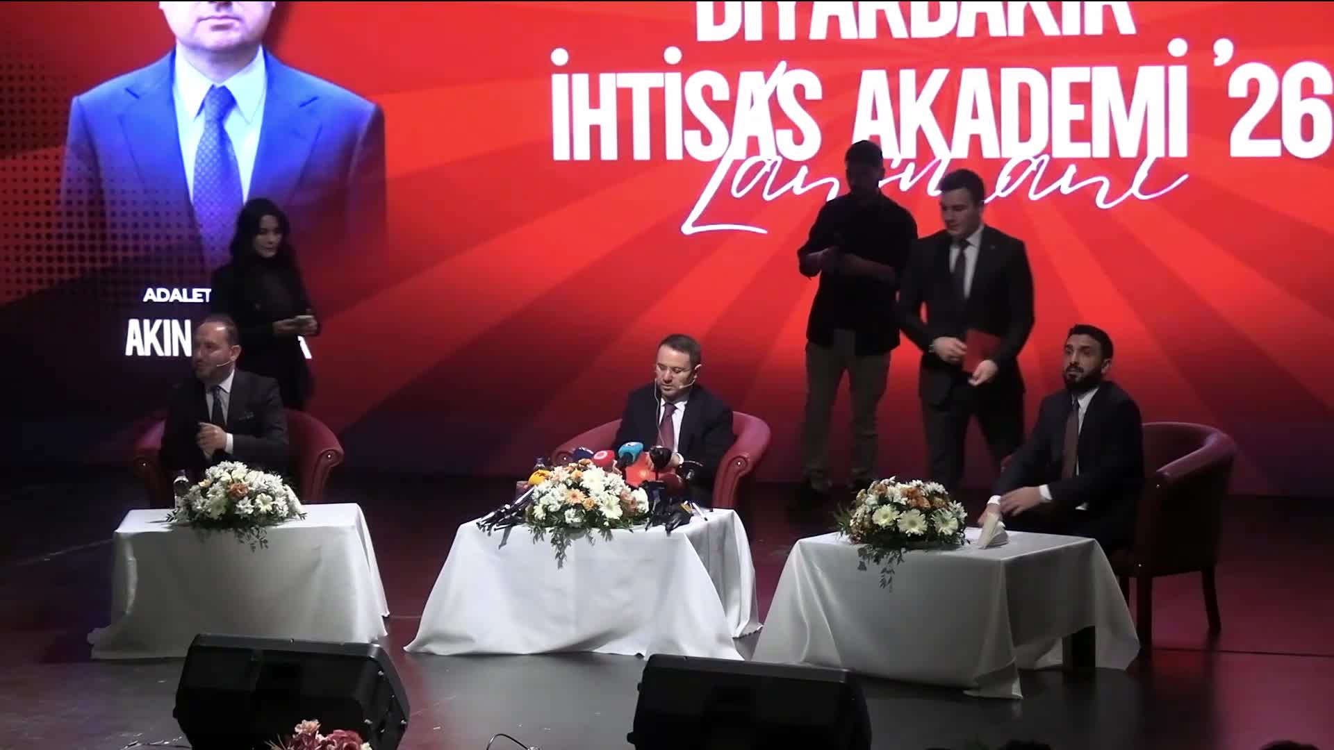 Adalet Bakanı Gürlek'ten 'sosyal medya' açıklaması: Sosyal medyaya gerçek kimlikle  girilecek. Sahte hesapların kapatılması için 3 aylık geçiş süreci olacak