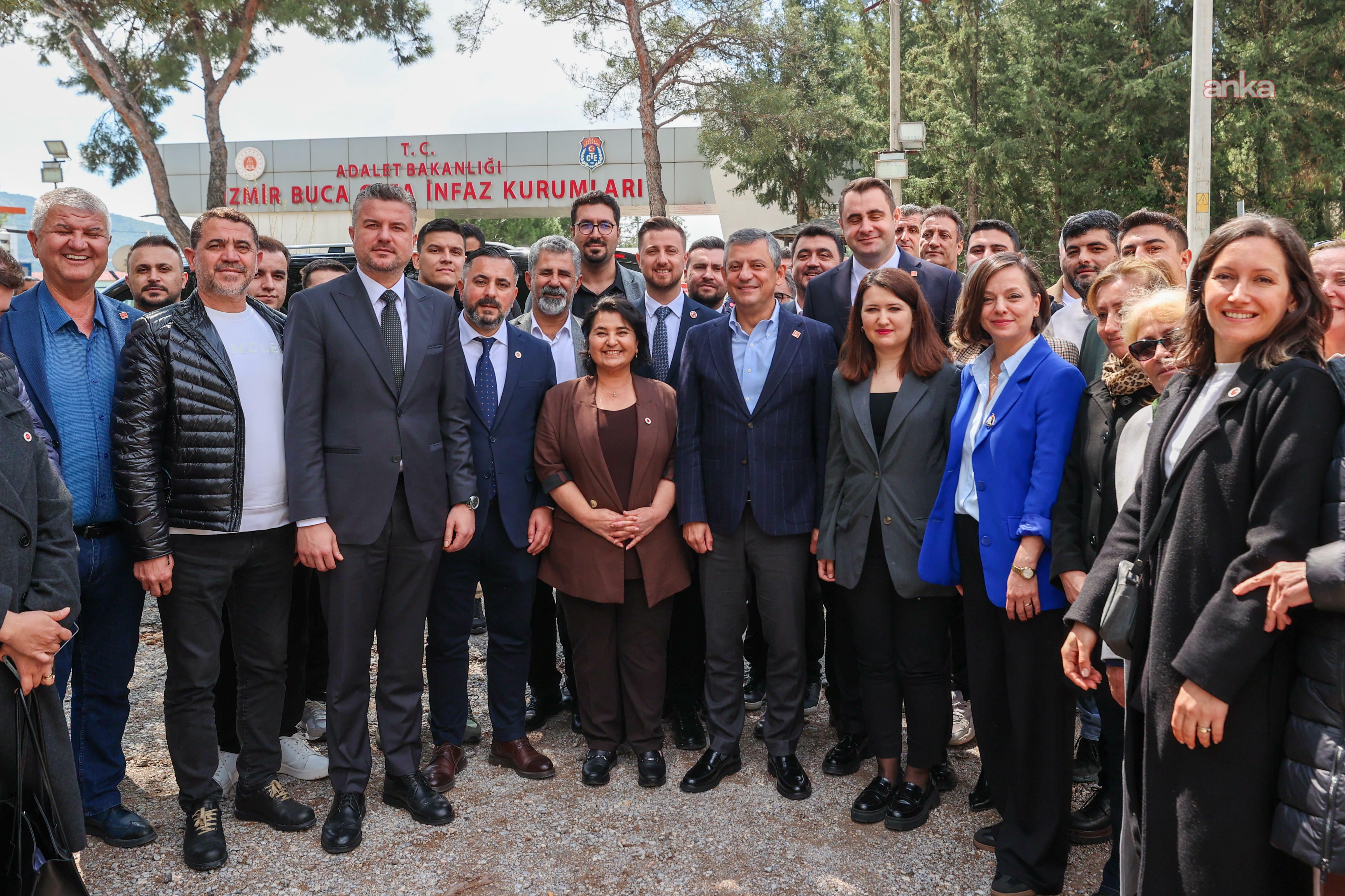 CHP Genel Başkanı Özgür Özel, Şenol Aslanoğlu, Tunç Soyer ve Heval Şavaş’ı Buca Cezaevi’nde ziyaret etti