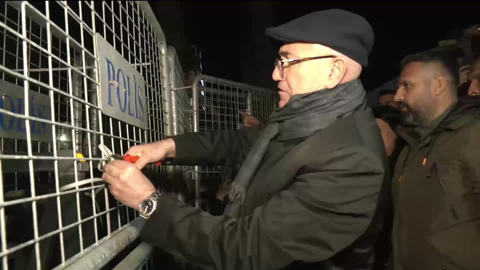 CHP’li Tanal Meslek Fabrikası önünde bulunan polis barikatındaki kelepçeleri kesti: Sabaha kadar nöbet tutacağım