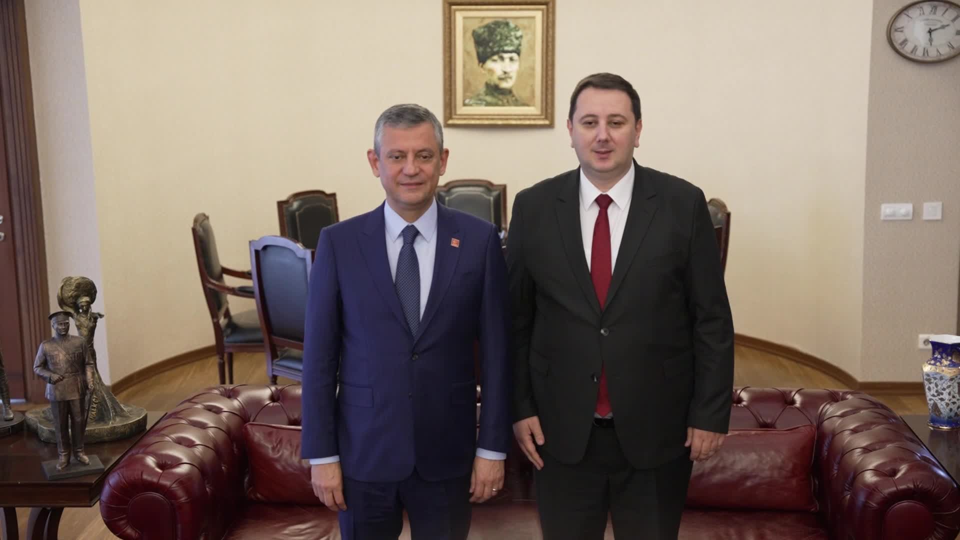 Özgür Özel, Türk Hareket Partisi Genel Başkanı Enes İbrahim ile görüştü