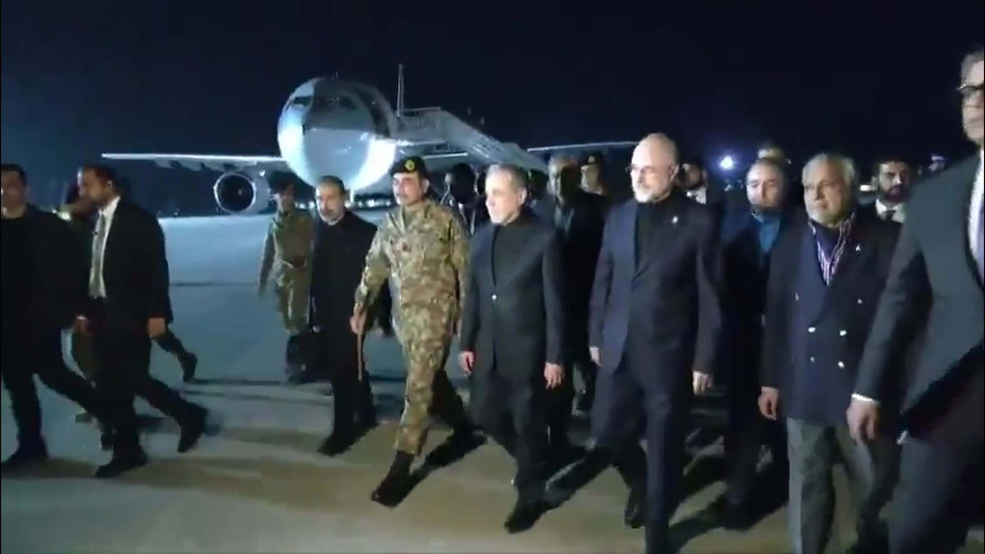 Kalibaf liderliğindeki İran heyeti, Pakistan'da çiçeklerle karşılandı