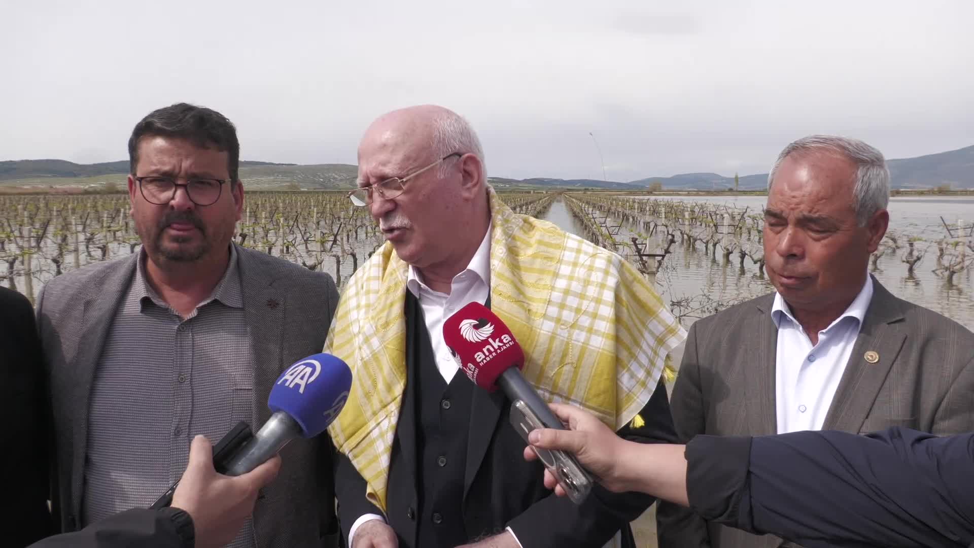 TZOB Genel Başkanı Şemsi Bayraktar, Gediz Nehri taşkınında zarar gören arazilerde inceleme yaptı: TARSİM kapsamında olmayan üreticilerimize destek istiyoruz