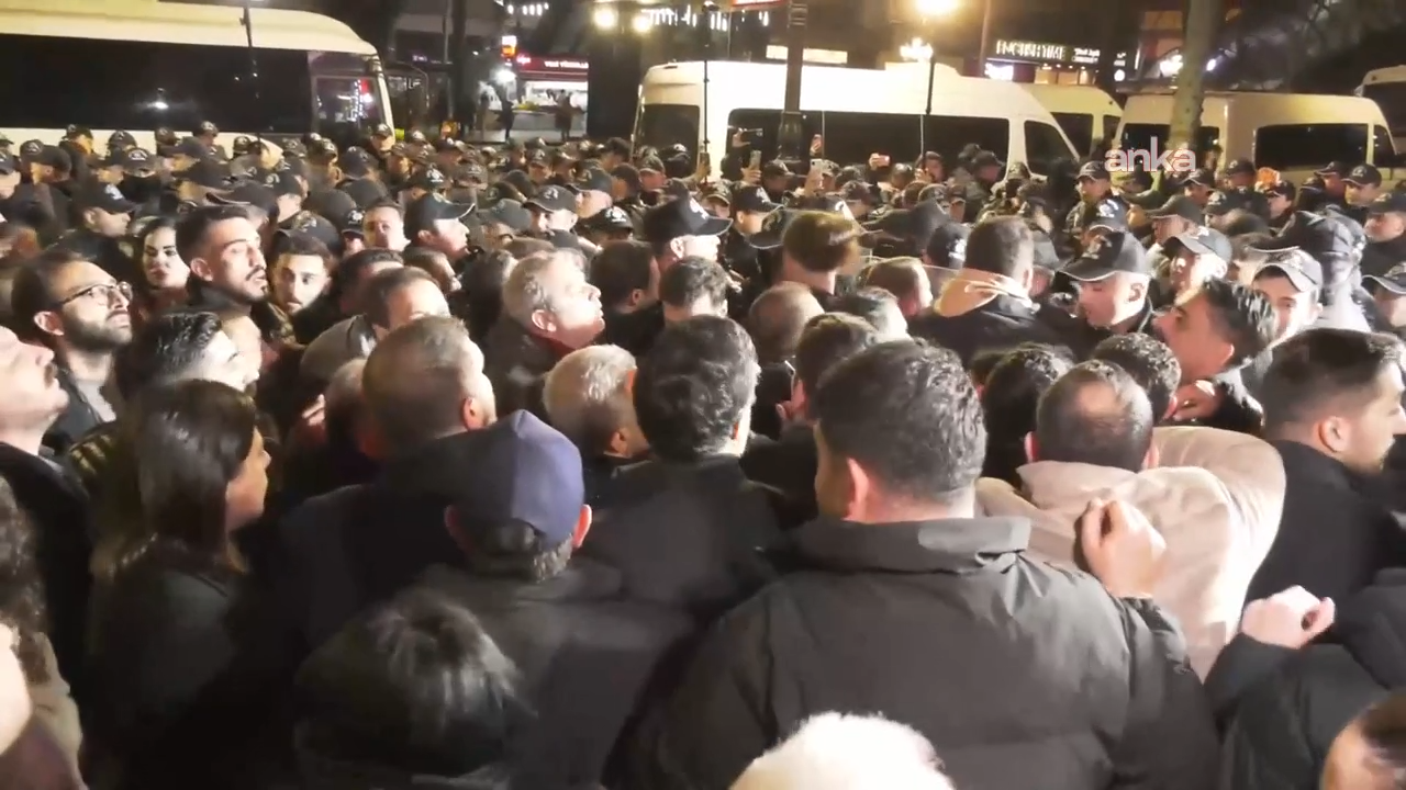 Ümit Erkol'un tutuklanmasına Ankara İl Başkanlığı önünde protesto: Polis, Adalet Bakanlığı'na yürümek isteyenlere müdahale etti