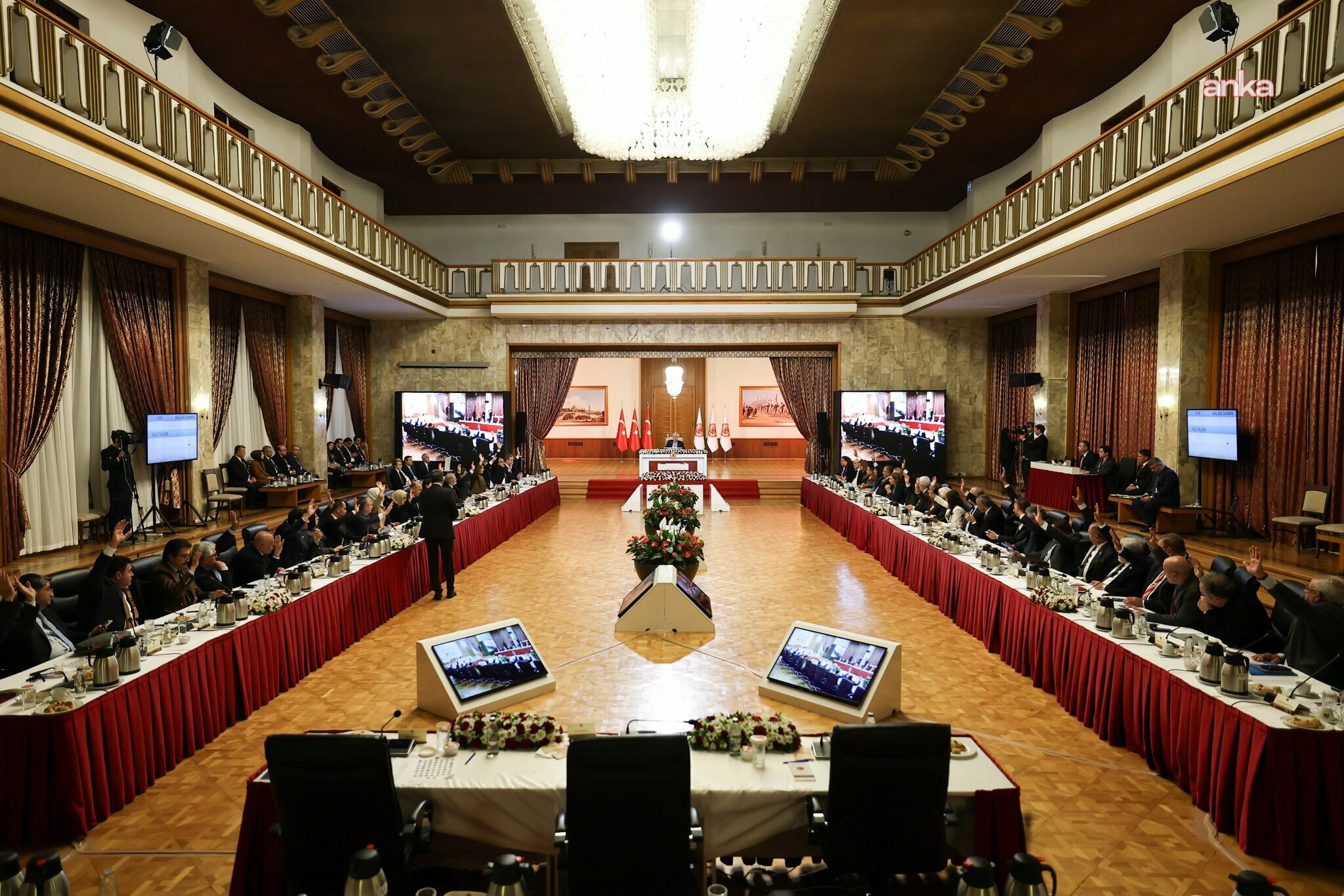 Süreçle ilgili “yasal düzenleme” tartışmaları

AK Partili yetkililer: CHP ve DEM Parti, yasal düzenleme derken ne önerdiklerini kamuoyuyla paylaşsın