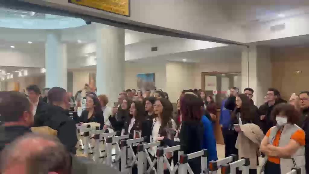 Liseli Işıl Öykü Dinç davası 5 ay sonraya ertelendi

Yakınları, arkadaşları: Geç gelen adalet istemiyoruz