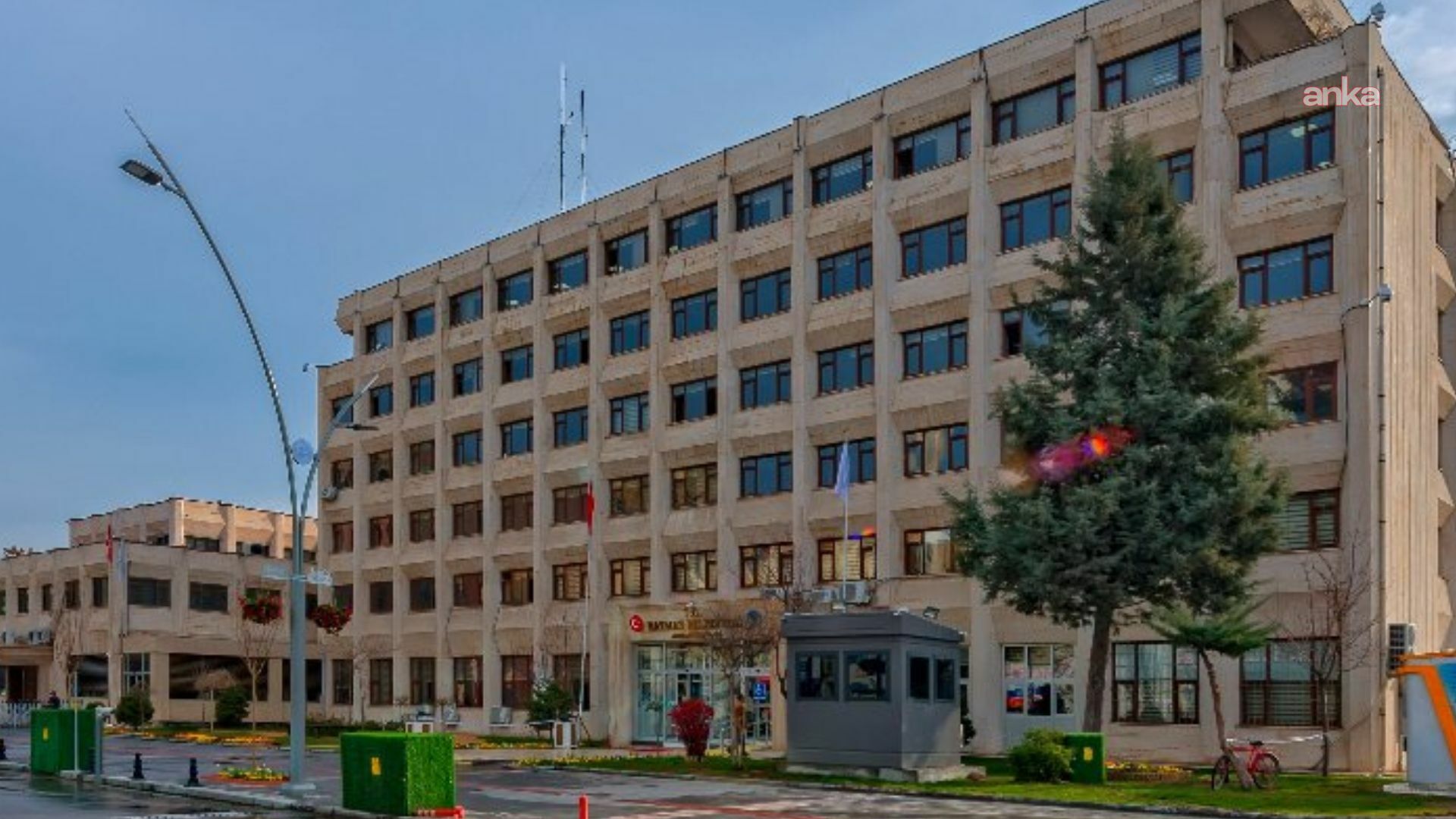 Kayyum yönetimindeki Batman Belediyesi’nde sendikalı güvenlik görevlilerinin görev yeri değiştirildi... Sendika suç duyurusunda bulundu