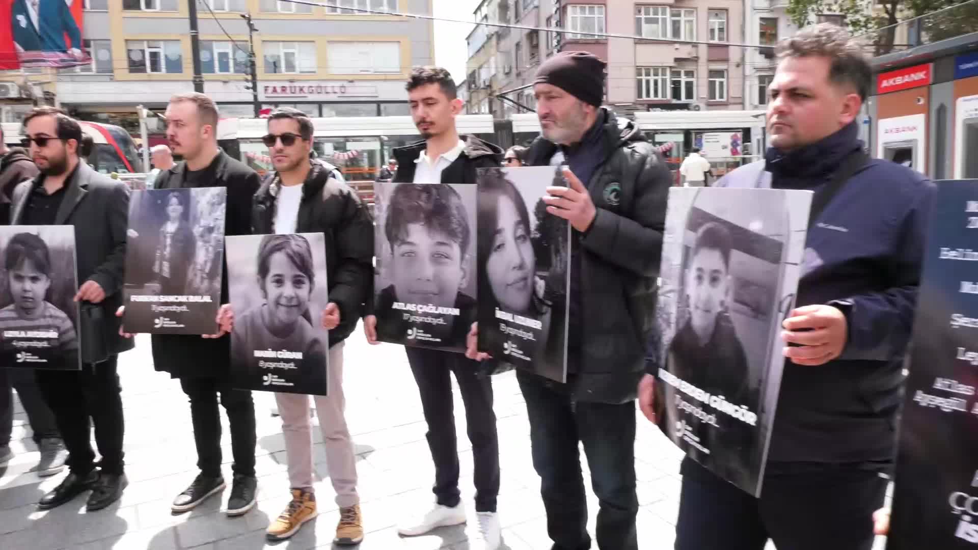 CHP, çocuk ölümlerini İstanbul İl Milli Eğitim Müdürlüğü önünde protesto etti: Çocukları korumak bir tercih değil, devletin asli görevidir