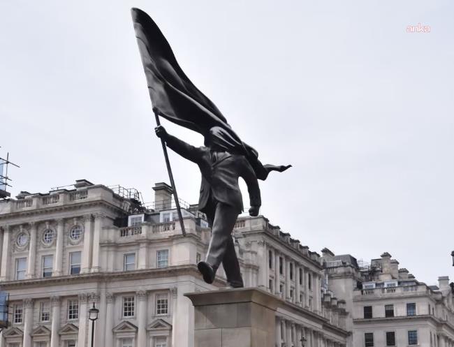 Banksy, Londra’nın merkezine yerleştirilen heykelin kendisine ait olduğunu doğruladı
