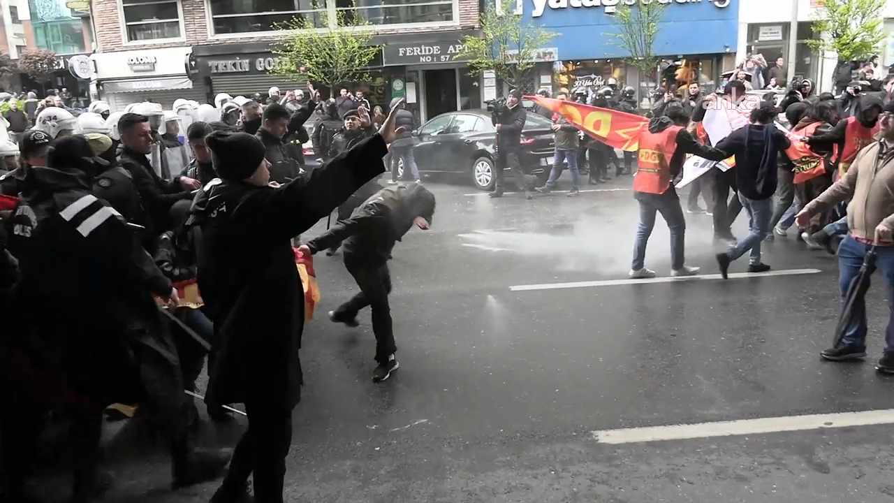 Mecidiyeköy'de 1 Mayıs ablukası... 

Taksim'e yürümeye çalışan gruplara biber gazlı müdahale anları