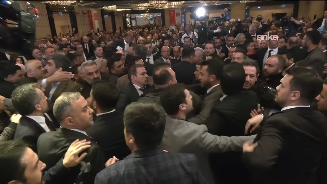 Türkiye Belediyeler Birliği'nin seçimli toplantısında İmamoğlu'nun mesajının okunduğu sırada arbede çıktı