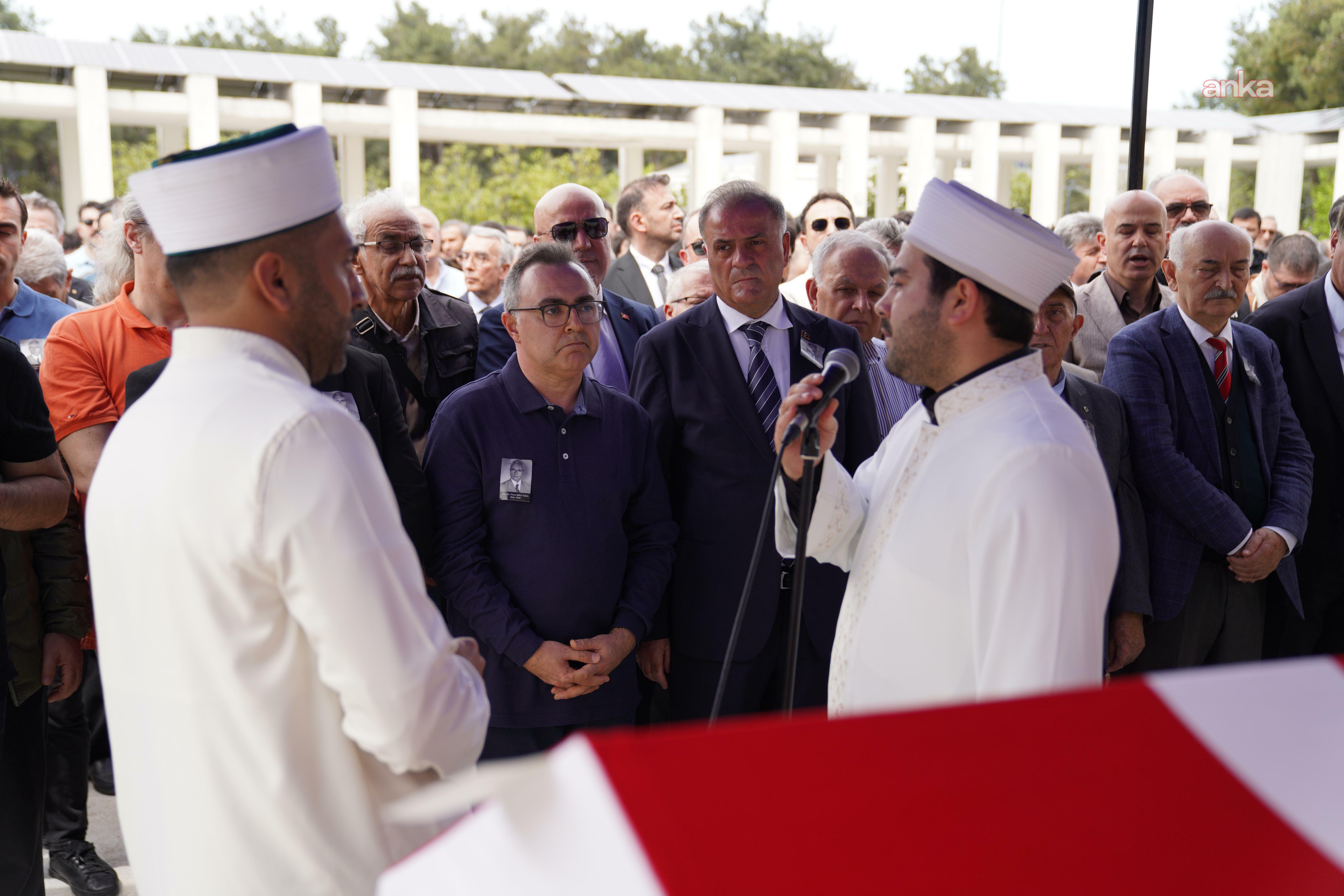 Hakkında gözaltı kararı verilen isimlerden Yasin Çağatay Seçkin, babasını son yolculuğuna uğurladı