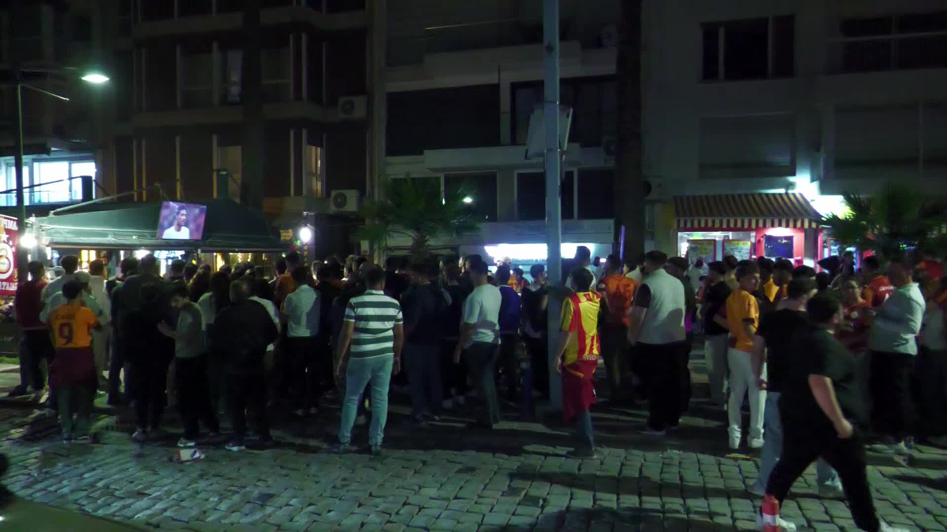 İzmir'de Galatasaray’ın şampiyonluğu coşkuyla kutlandı