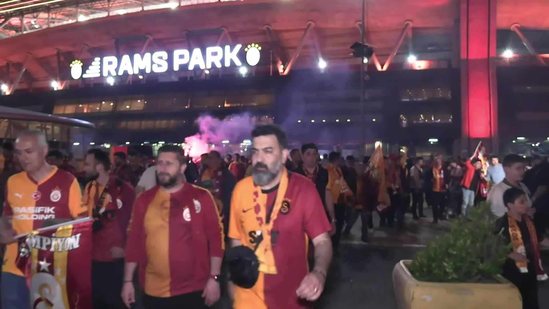 Galatasaray taraftarları şampiyonluğu kutladı... İnan Güney, Silivri'den Taksim ve İstiklal'deki kutlamalara selam gönderdi