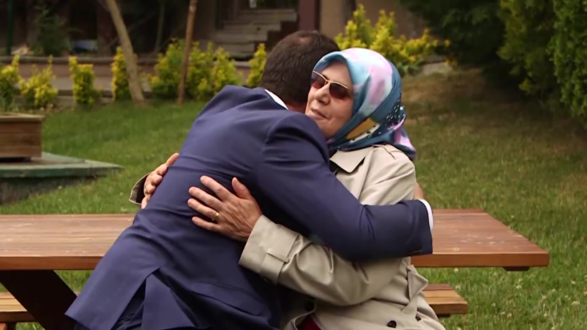 Ekrem İmamoğlu'ndan Anneler Günü mesajı: Hak yememeyi, adaletli olmayı bana annem öğretti