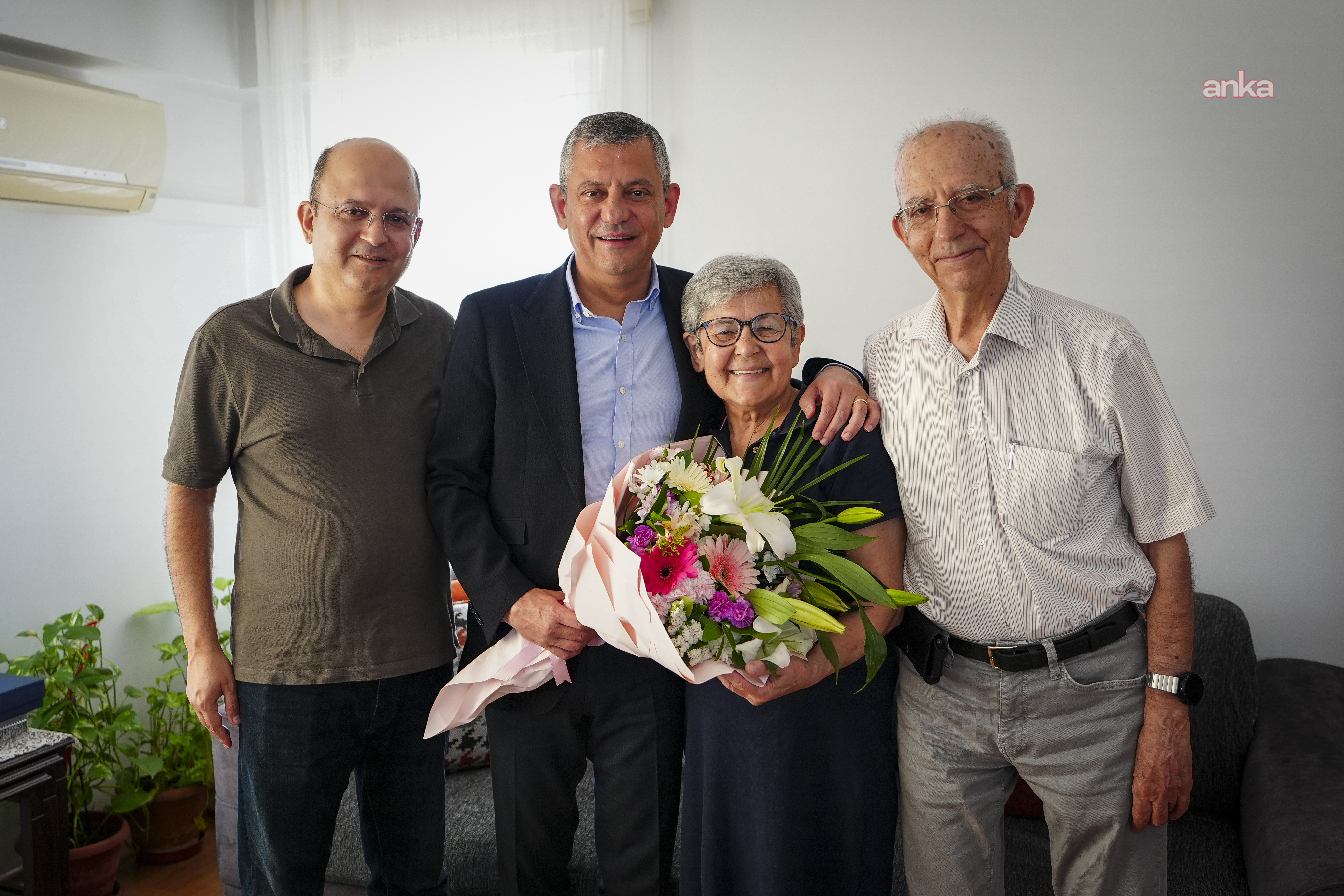 CHP Genel Başkanı Özgür Özel'den Anneler Günü ziyaretleri